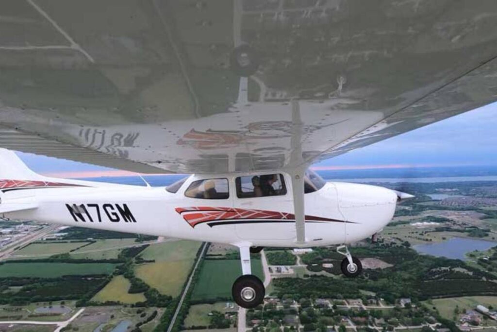 Cessna 172 flying