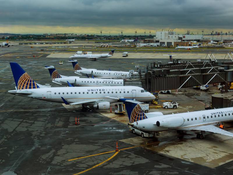 united airlines jets at terminal